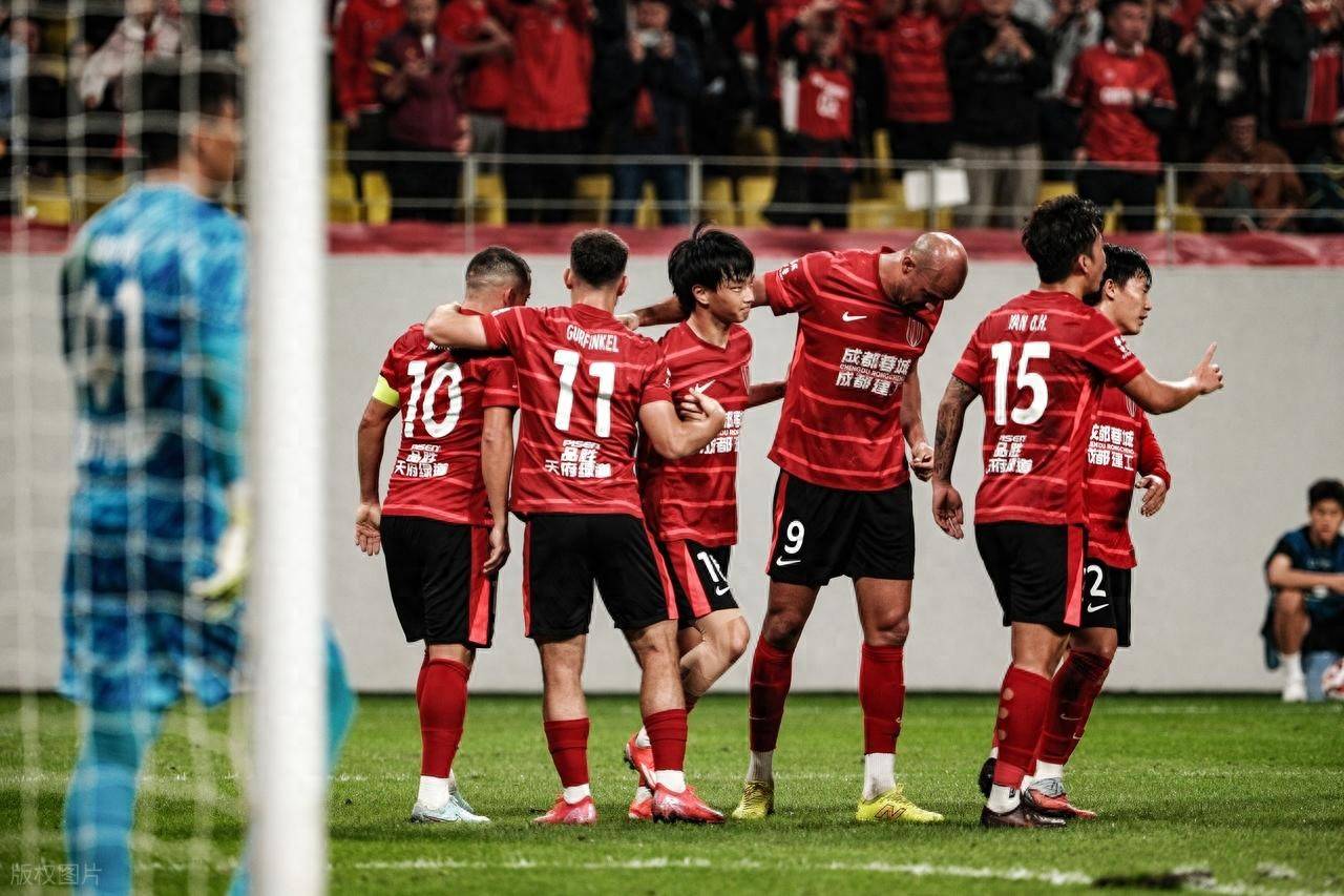 国际比赛日体能课后，成都蓉城战术微调备战欧冠，媒体盛赞，球探报告显示潜力的简单介绍