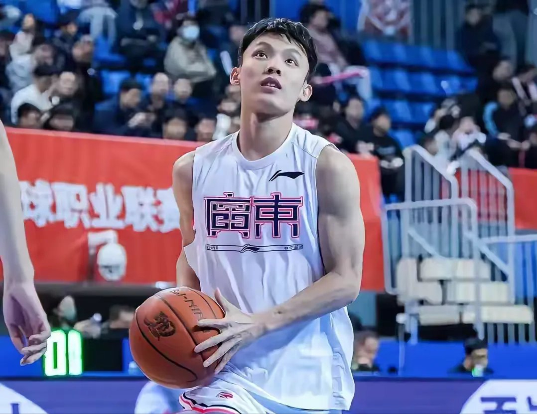 关于国际比赛日欧超杯传出新动向，深圳男篮篮板制胜，管理层表态——话题不断，身体对抗强度拉满的信息